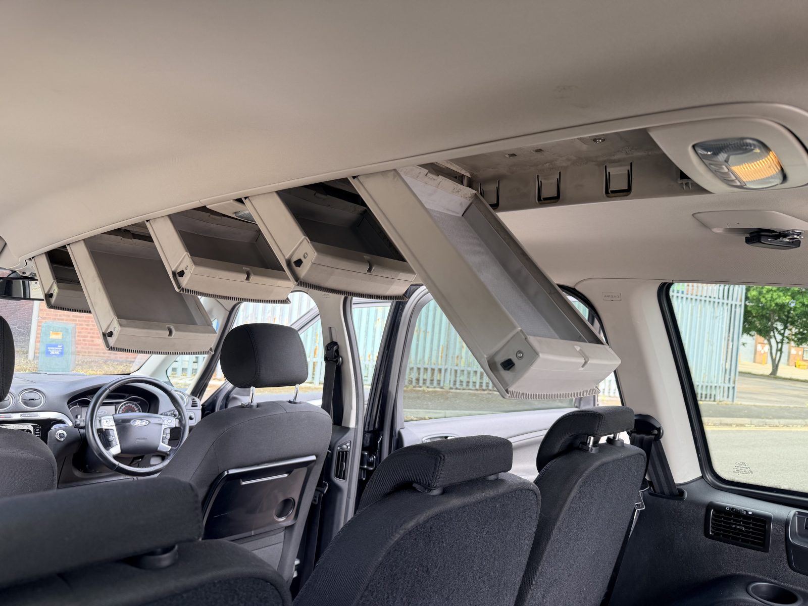 Ford Galaxy 2014 — photo 17