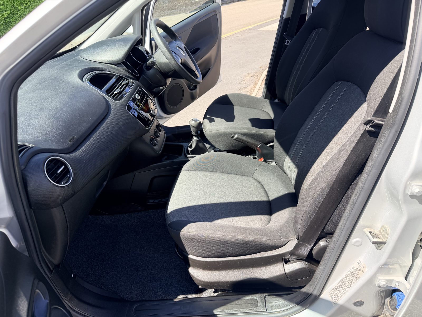 Fiat Punto Pop + 1.2 Pop + Hatchback 5dr Petrol Euro 6 (69 bhp) — photo 28