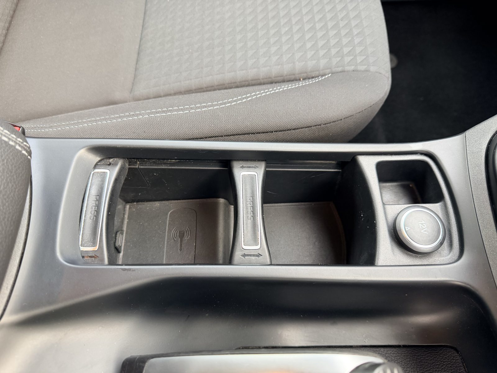 Ford C-Max Zetec TDCi 2016 — photo 51