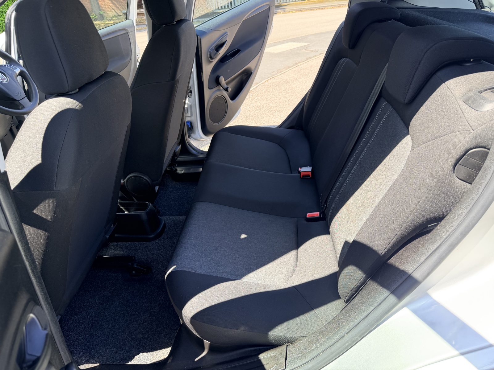 Fiat Punto Pop + 1.2 Pop + Hatchback 5dr Petrol Euro 6 (69 bhp) — photo 34