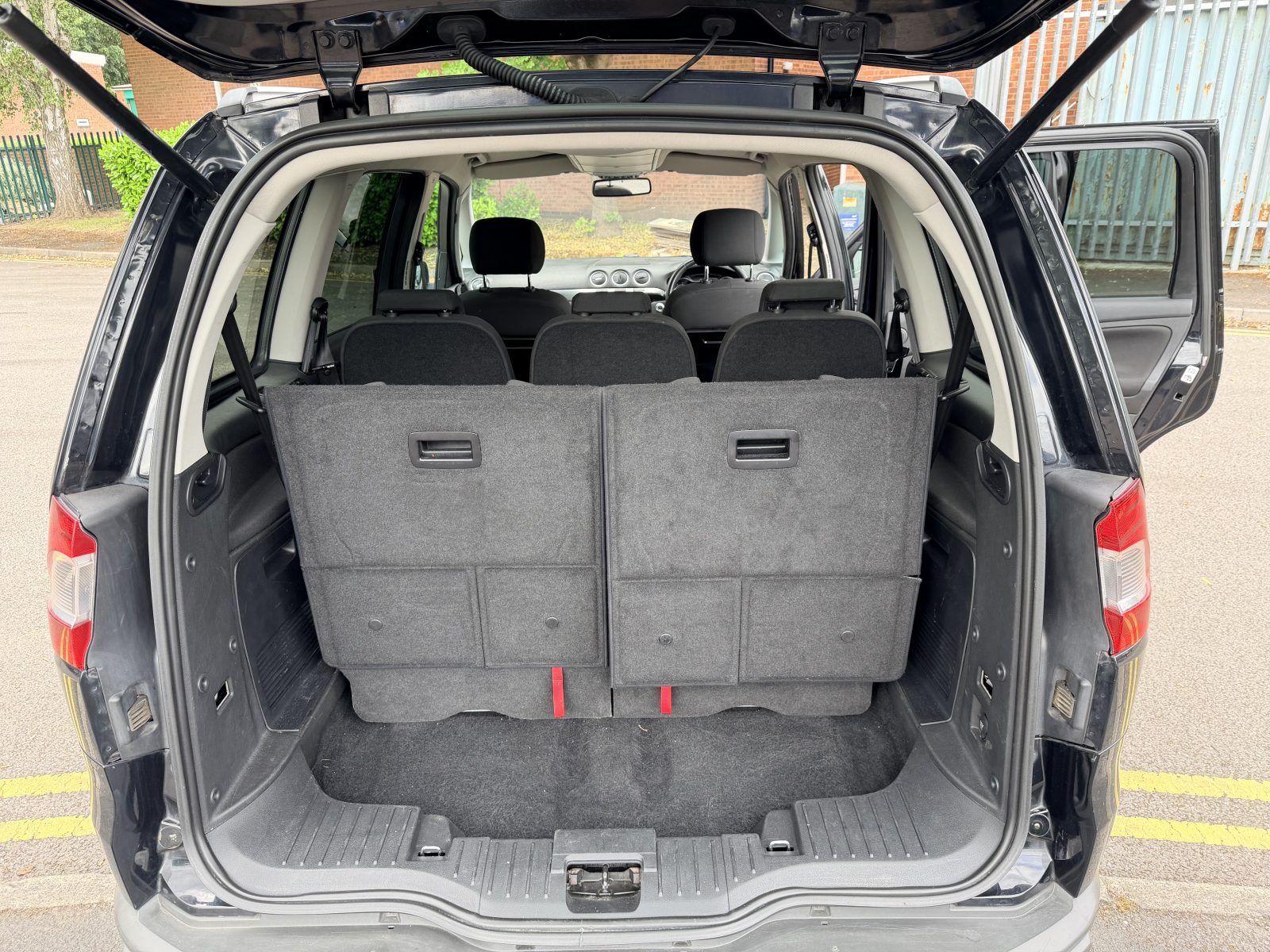 Ford Galaxy 2014 — photo 25