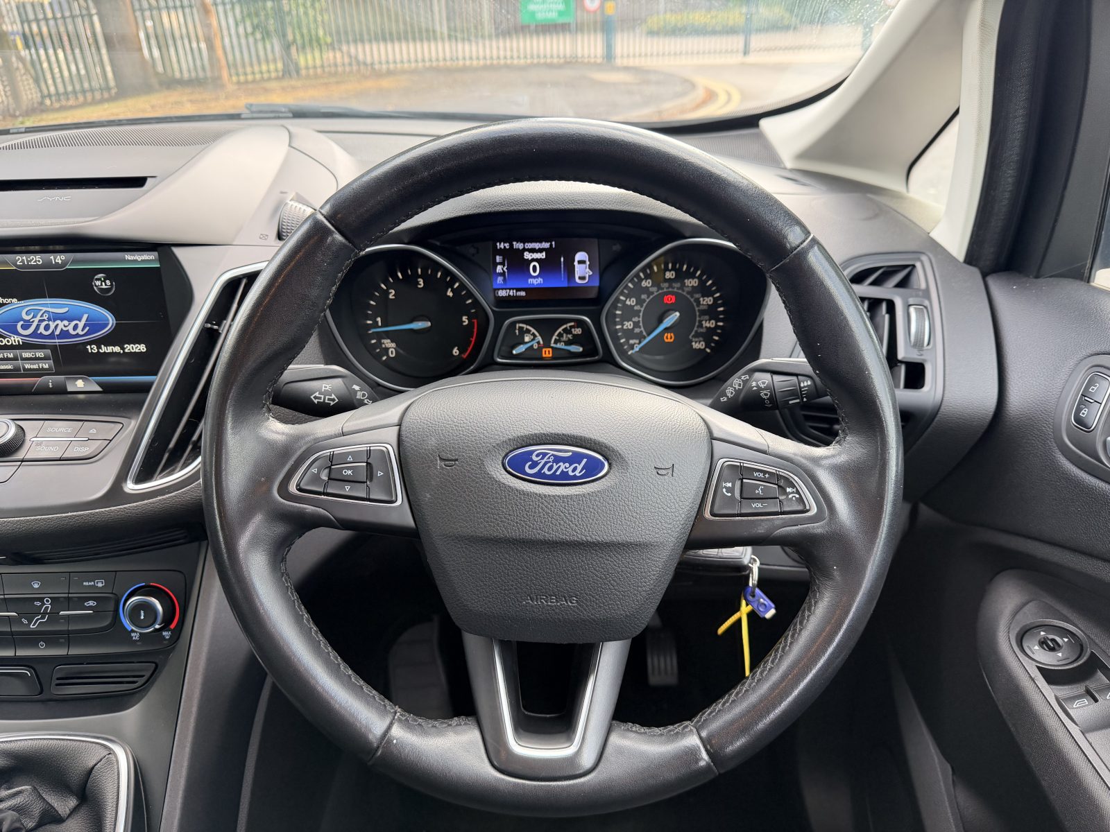 Ford C-Max Zetec TDCi 2016 — photo 13