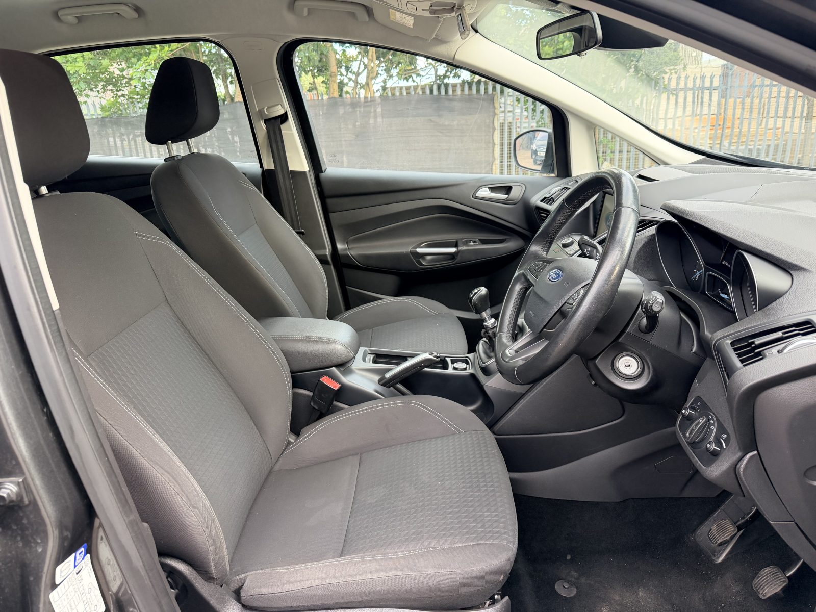 Ford C-Max Zetec TDCi 2016 — photo 10