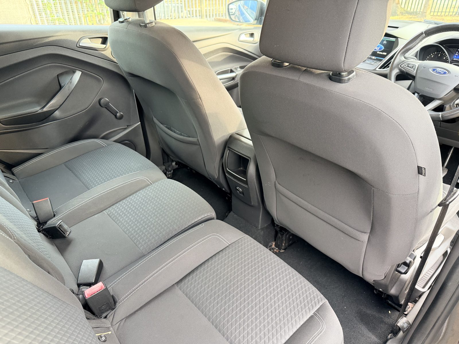 Ford C-Max Zetec TDCi 2016 — photo 31