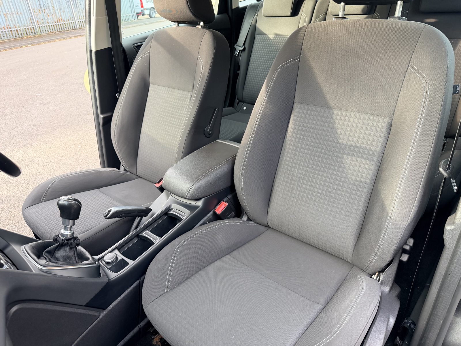 Ford C-Max Zetec TDCi 2016 — photo 35