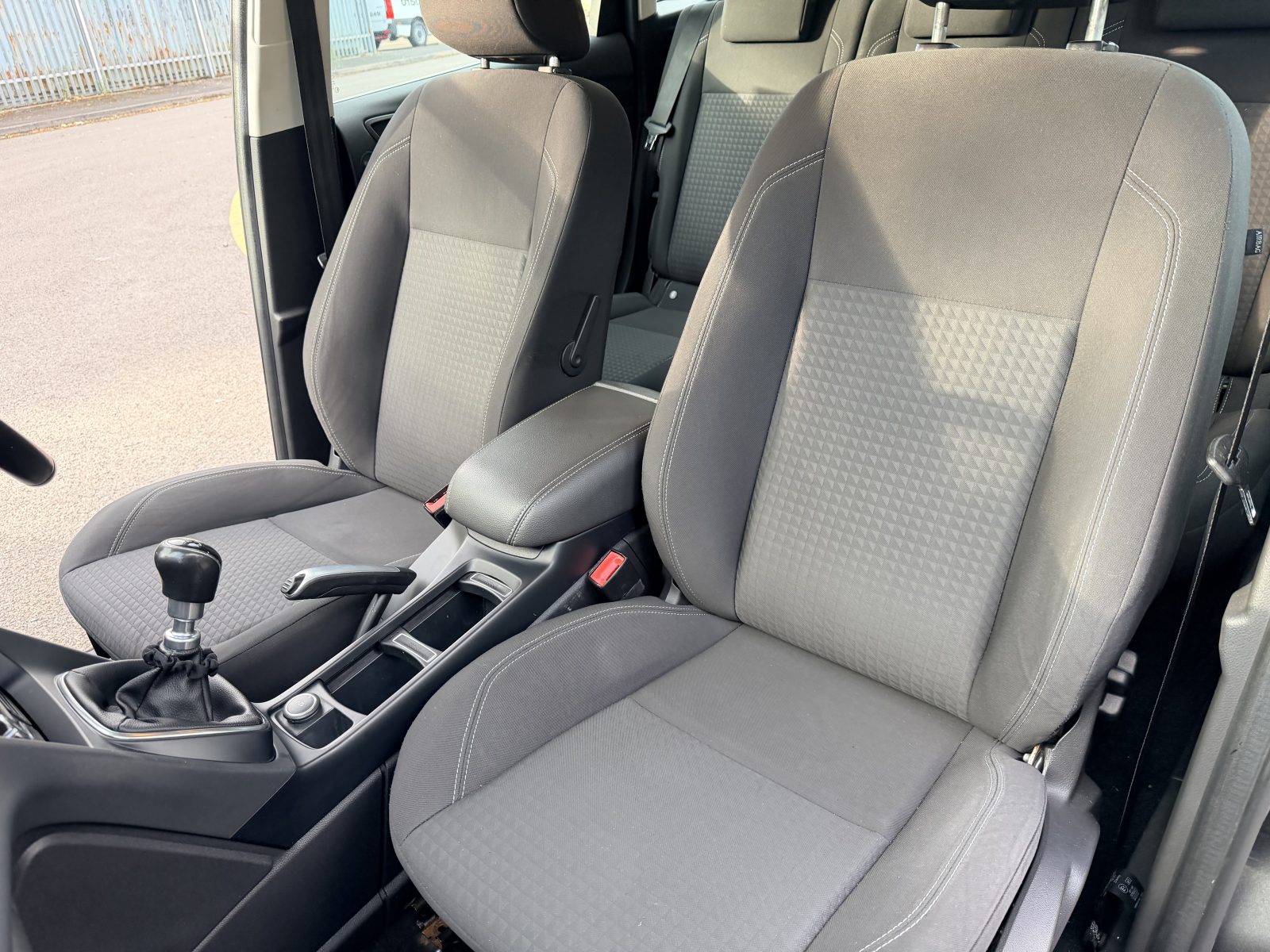 Ford C-Max Zetec TDCi 2016 — photo 38