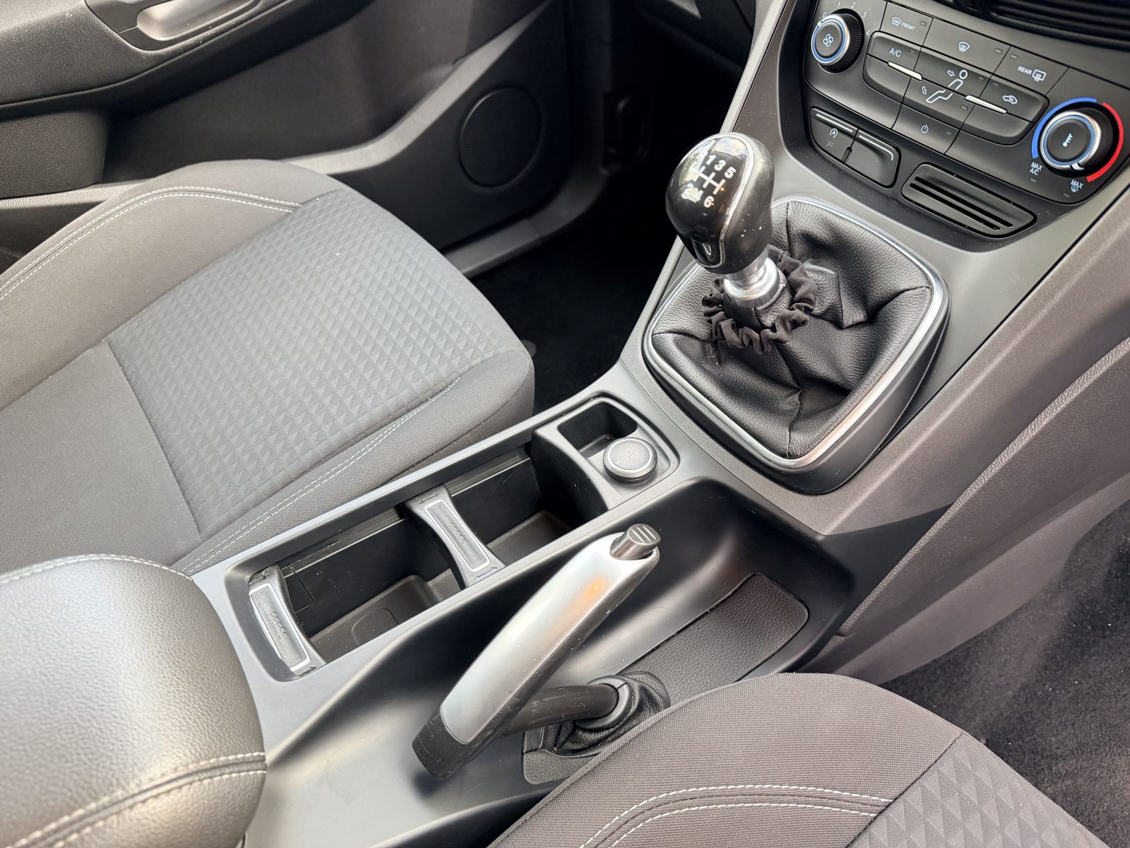 Ford C-Max Zetec TDCi 2016 — photo 24