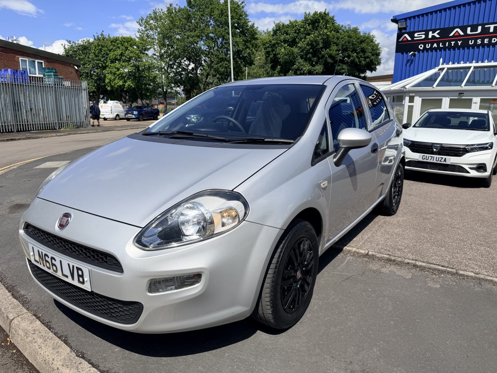 Fiat Punto Pop + 1.2 Pop + Hatchback 5dr Petrol Euro 6 (69 bhp)