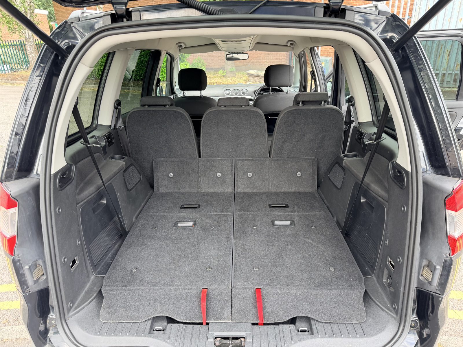 Ford Galaxy 2014 — photo 24