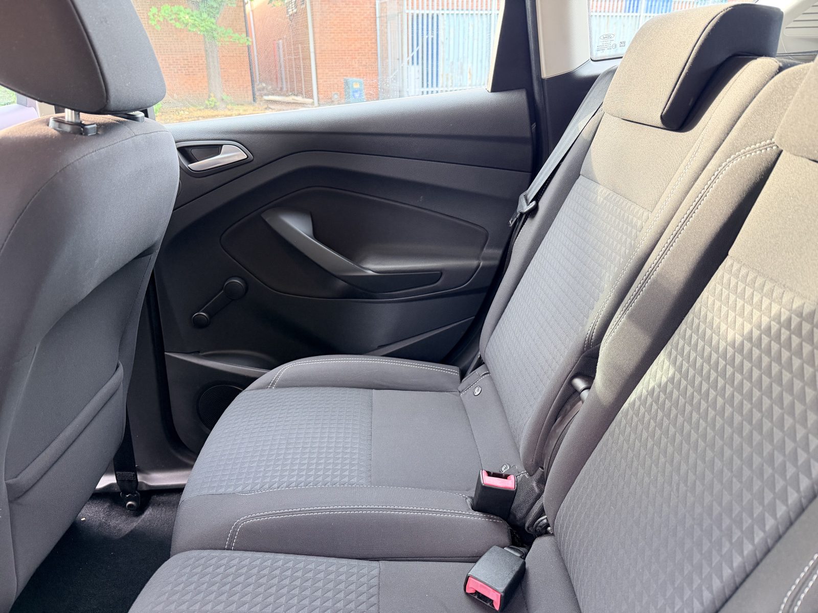 Ford C-Max Zetec TDCi 2016 — photo 32