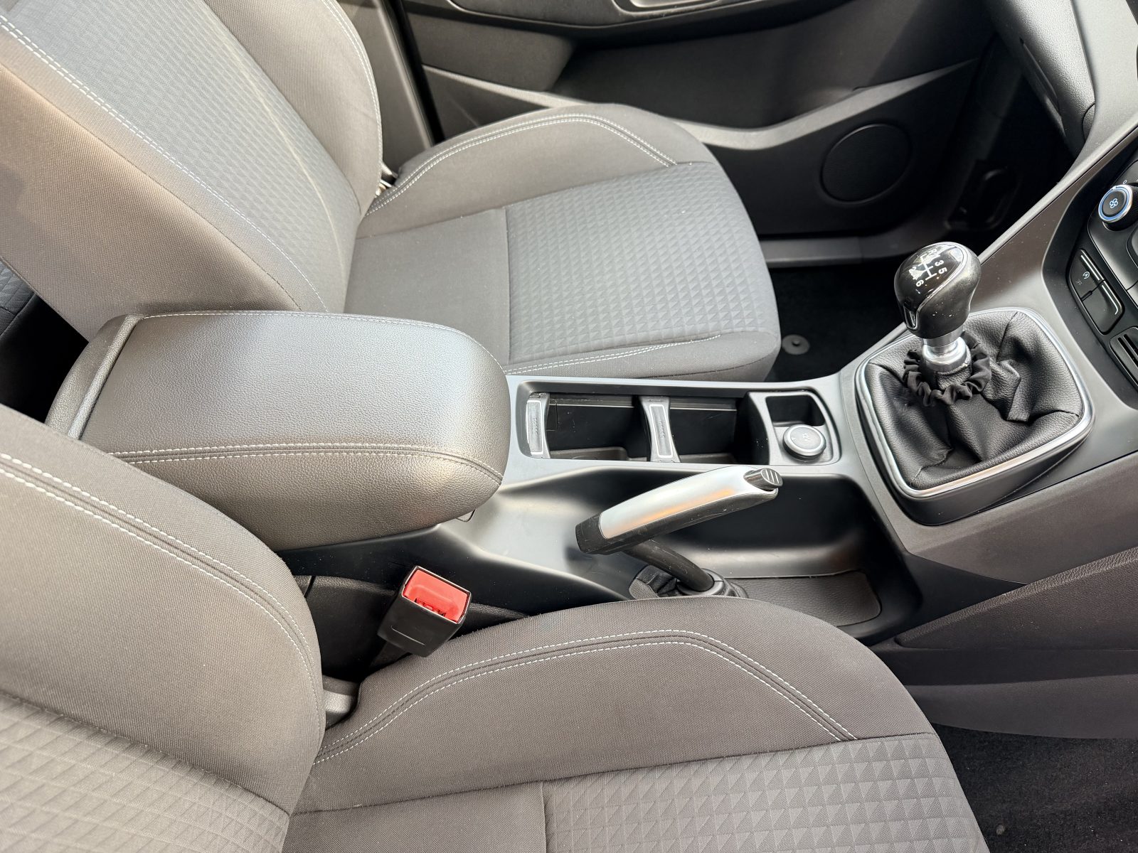 Ford C-Max Zetec TDCi 2016 — photo 25