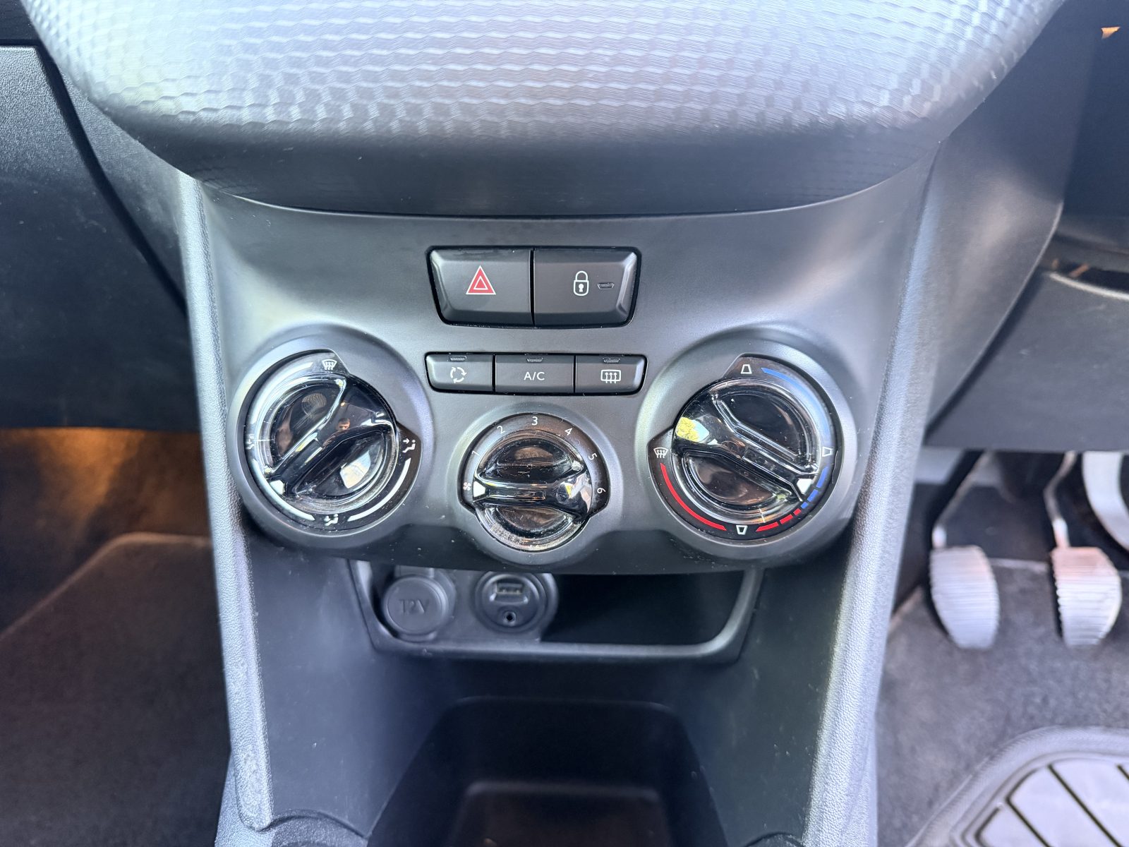 Paugeot 208 1.2 PURETECH 82 ALLURE 2018 — photo 13