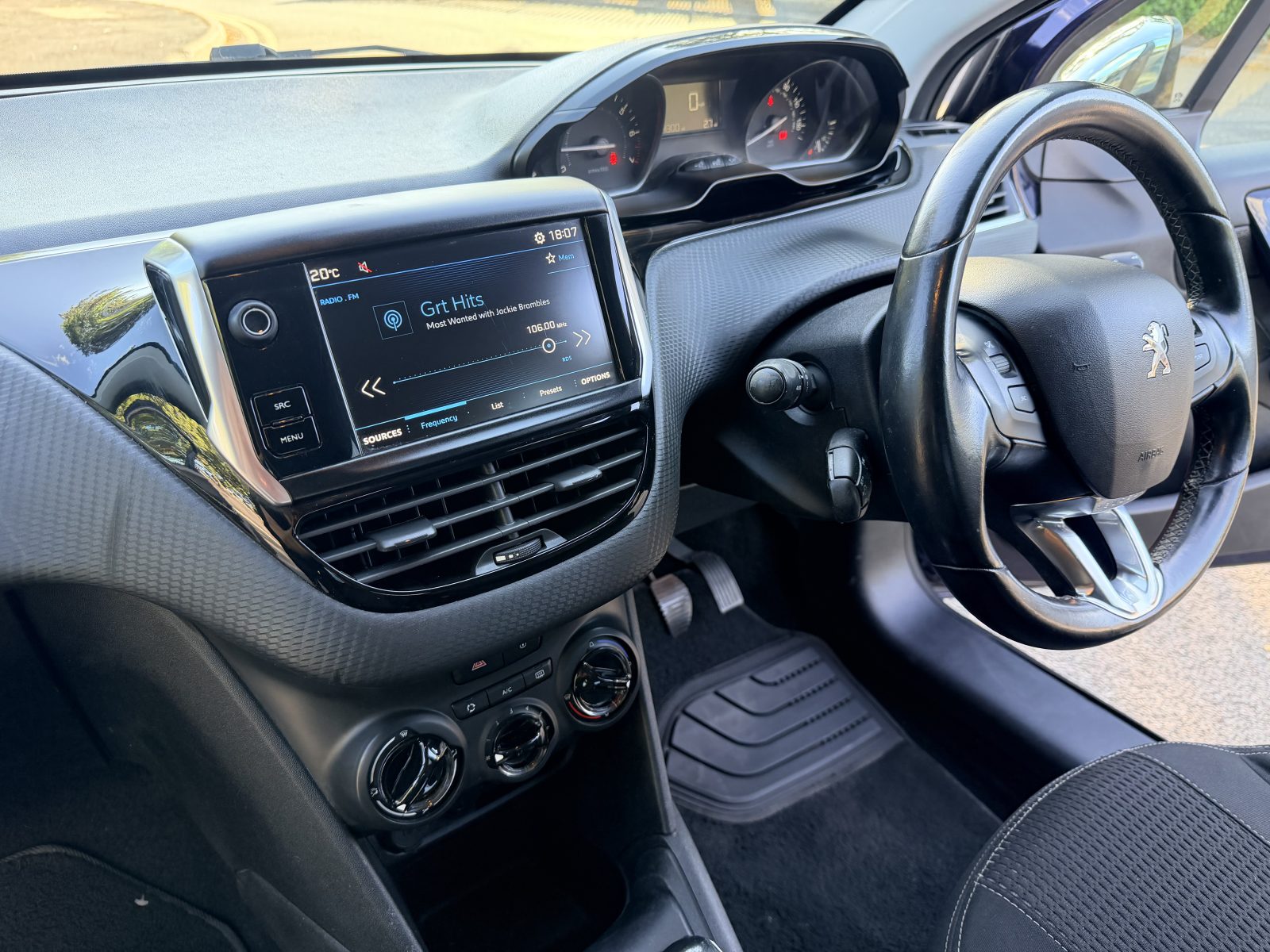 Paugeot 208 1.2 PURETECH 82 ALLURE 2018 — photo 31