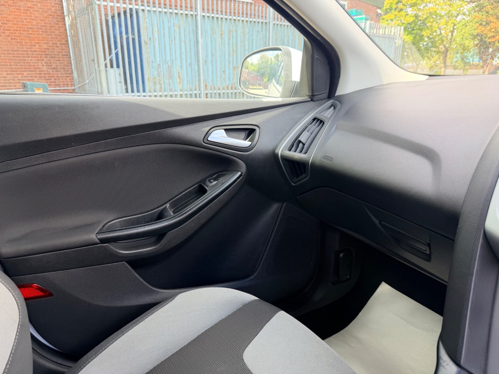 Ford Focus — photo 30