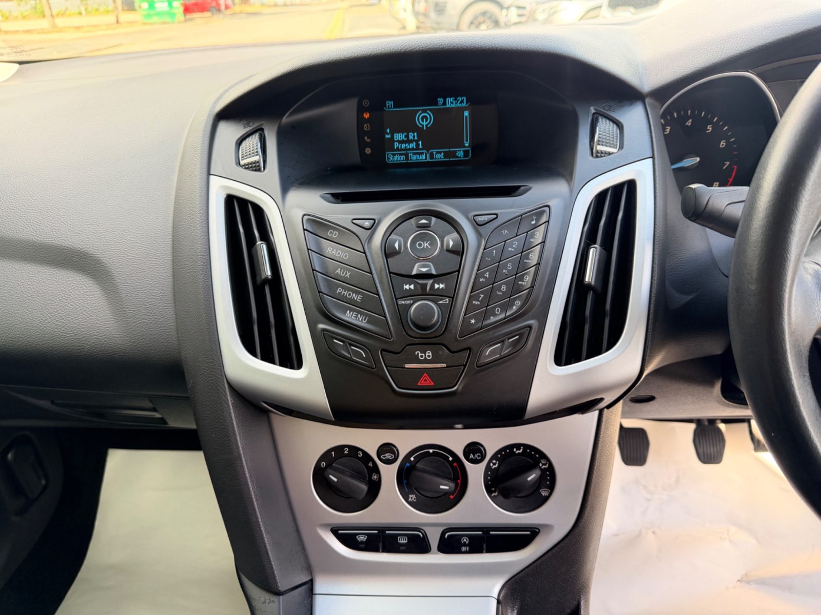 Ford Focus — photo 27